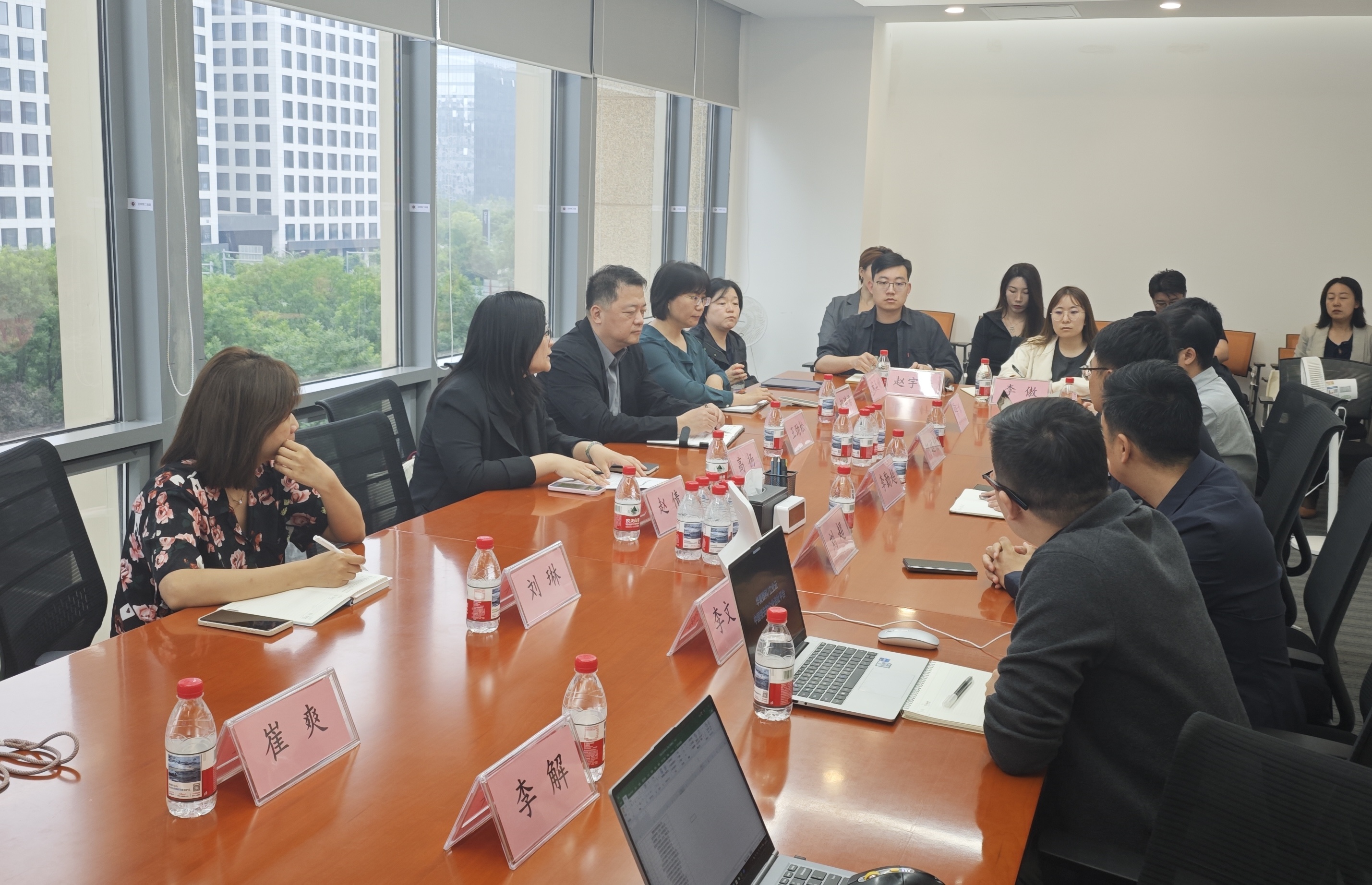 北京市丰台区发改委、中关村丰台园管委会一行莅临华夏数科考察参观